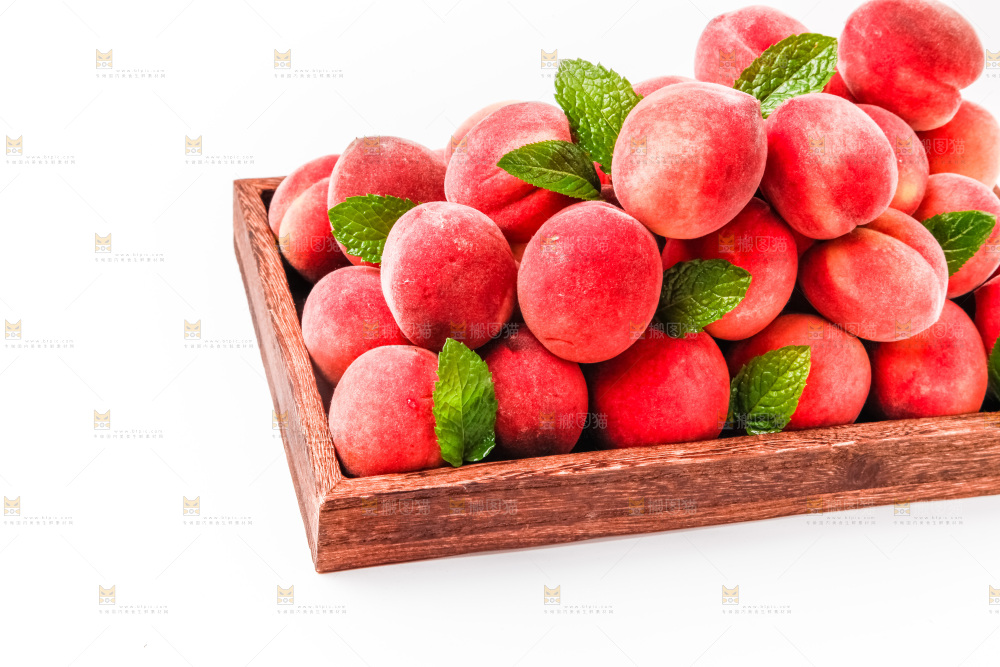 木盘里装着毛桃