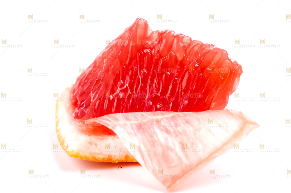 白底上摆放着红肉葡萄柚