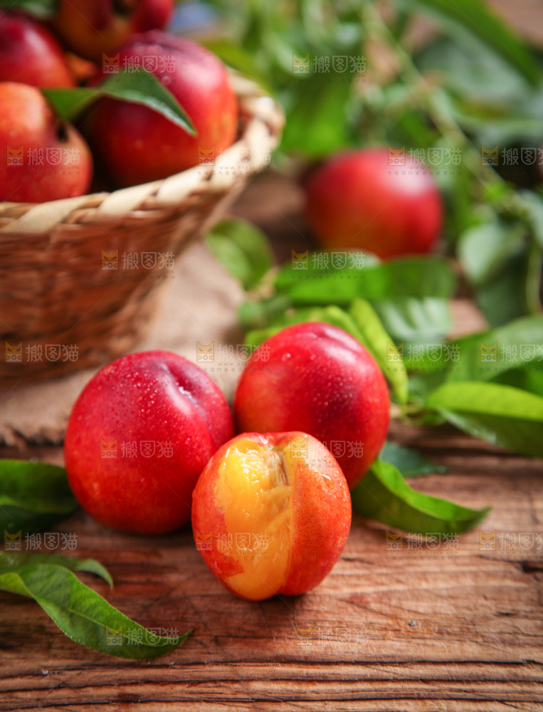 木底上放着红油桃