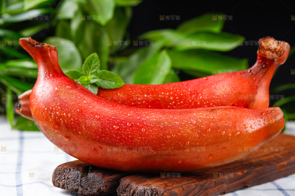 木板上放着红皮火龙蕉