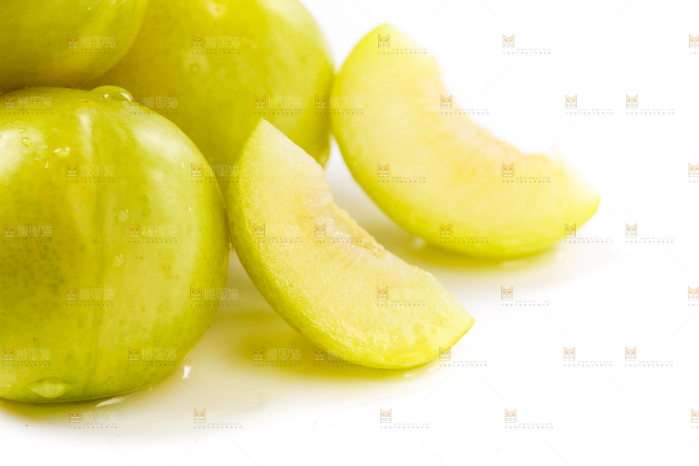 白底上摆放着黄金奈李