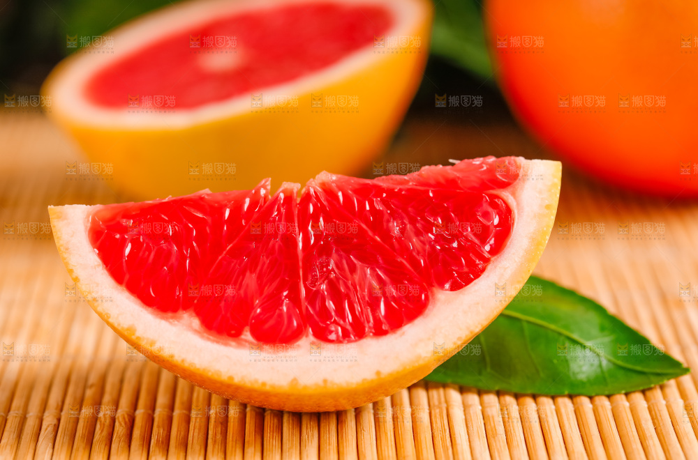竹垫上放着红肉柚子