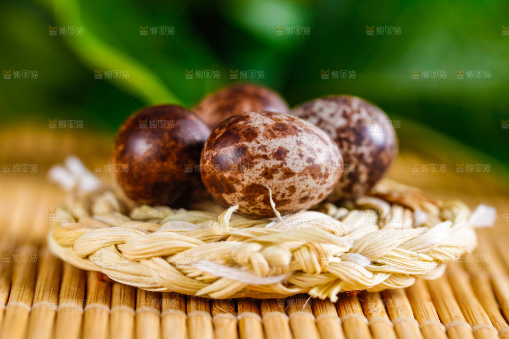 编织垫上放着鹌鹑蛋