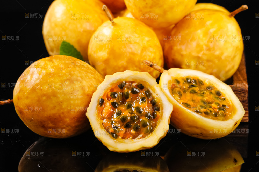 深底上摆放着西番莲