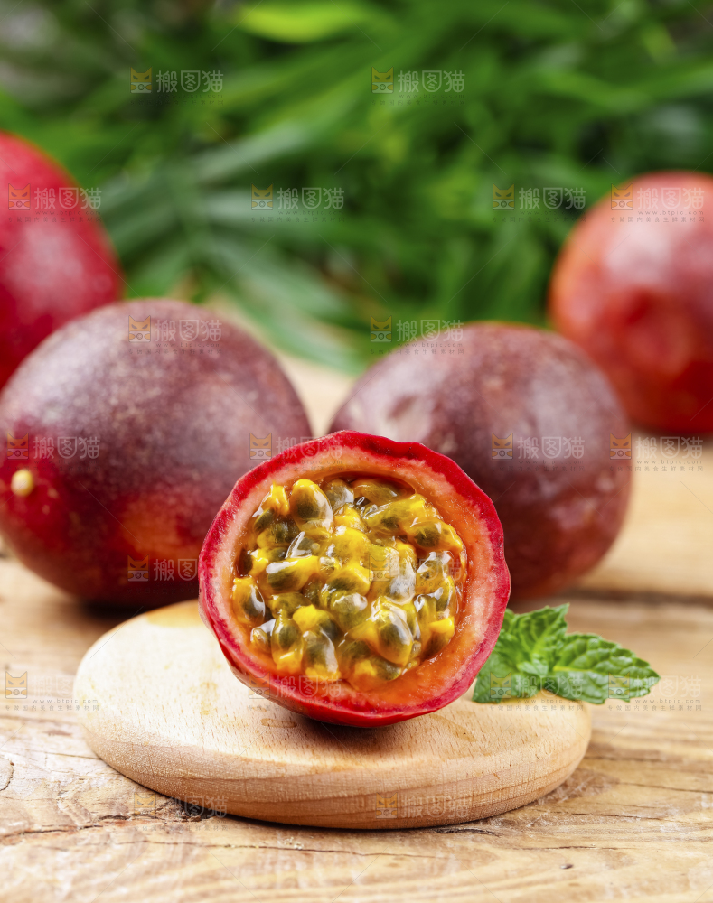 木板上放着紫皮百香果