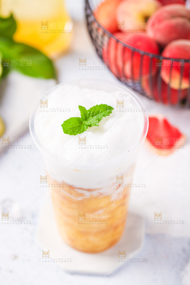 浅底上放着一杯桃子汁