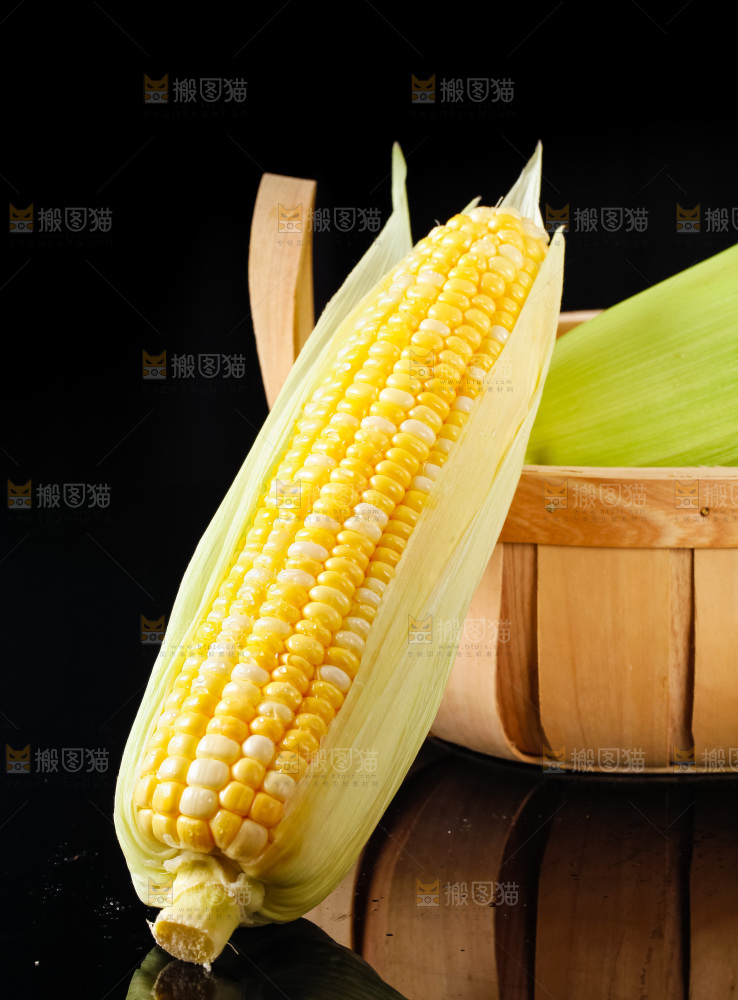 黑底上摆放着玉米棒