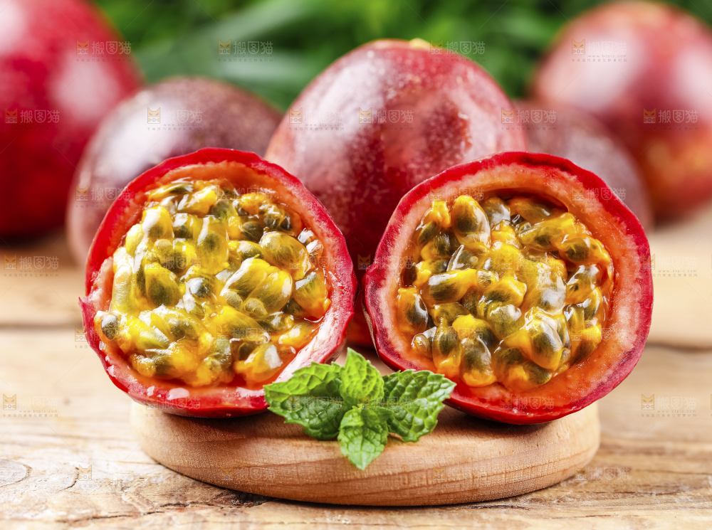 木板上放着紫皮百香果