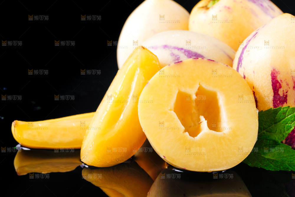 黑底上摆放着甘肃民勤人参果