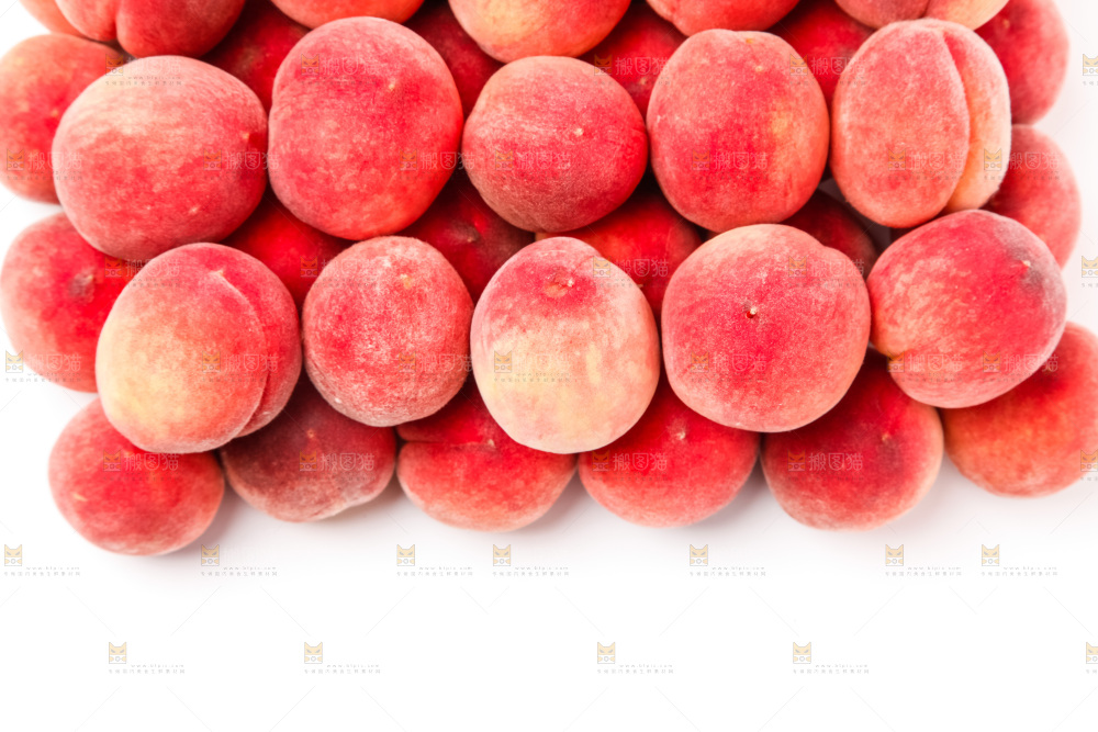 白底上摆放着新鲜桃子