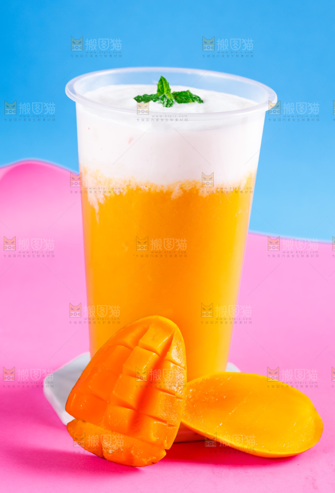 浅底上摆放一杯芒果果汁