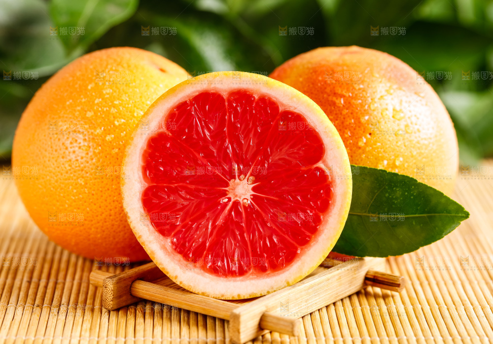 竹垫上放着红肉柚子