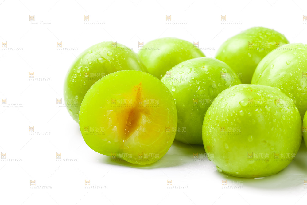 白底上摆放着李子