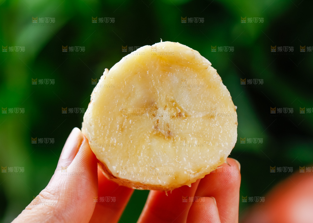 手里拿着香蕉