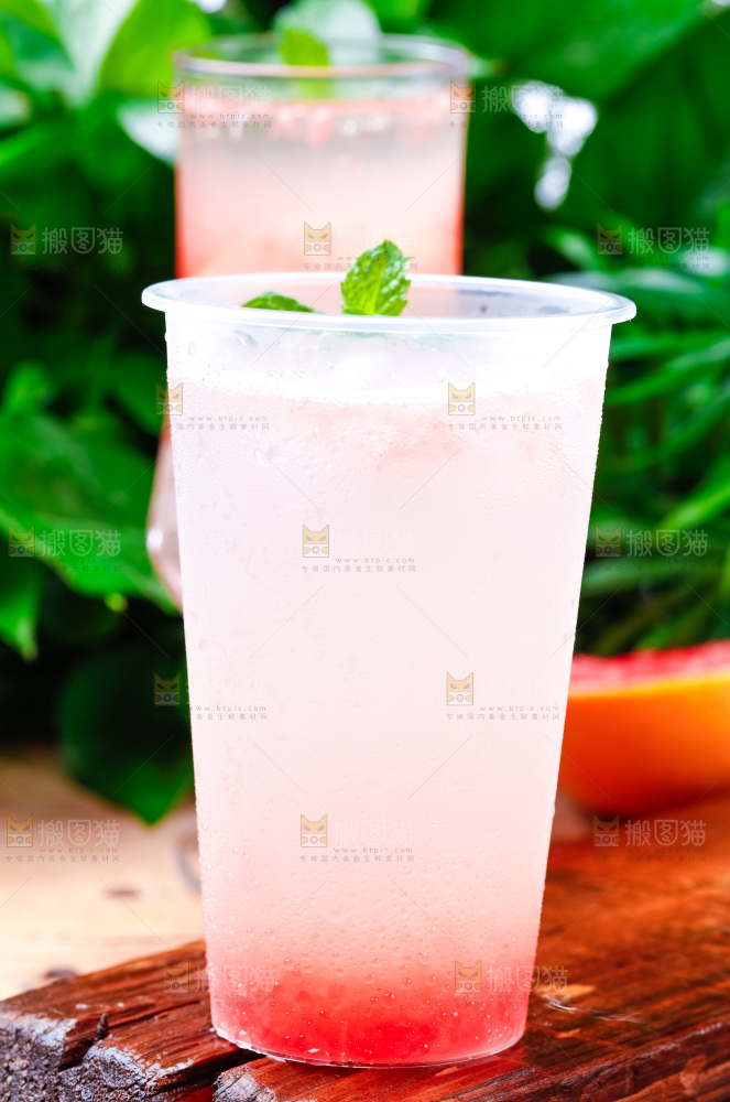 杯子里装着西柚果汁
