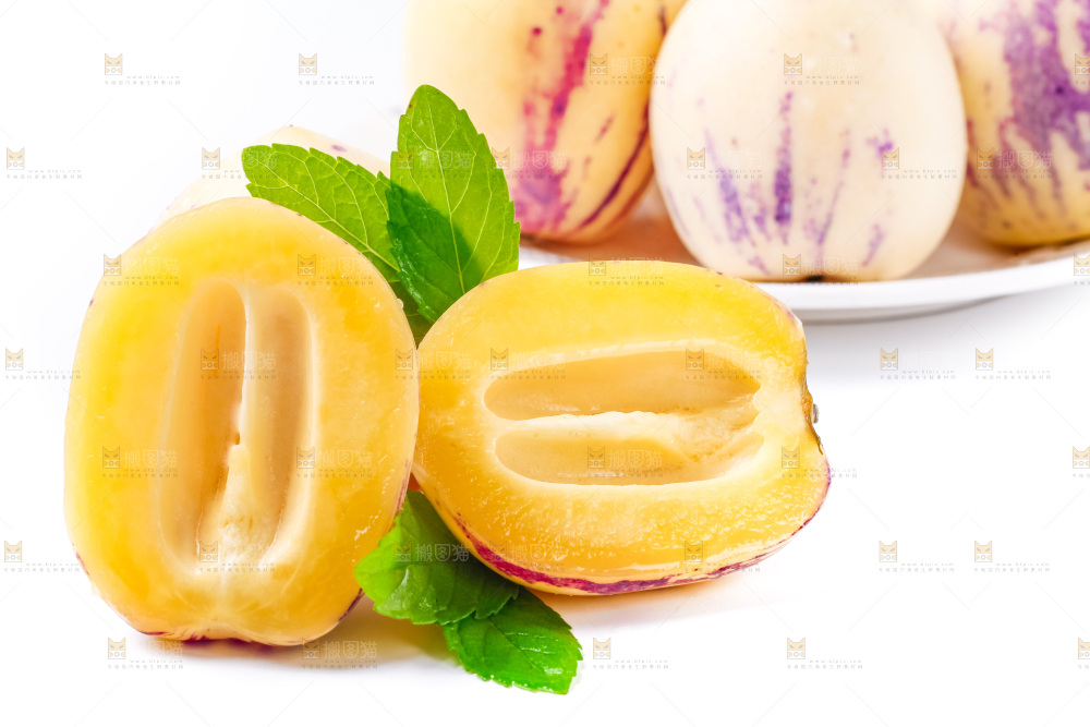 白底上放着新鲜人参果