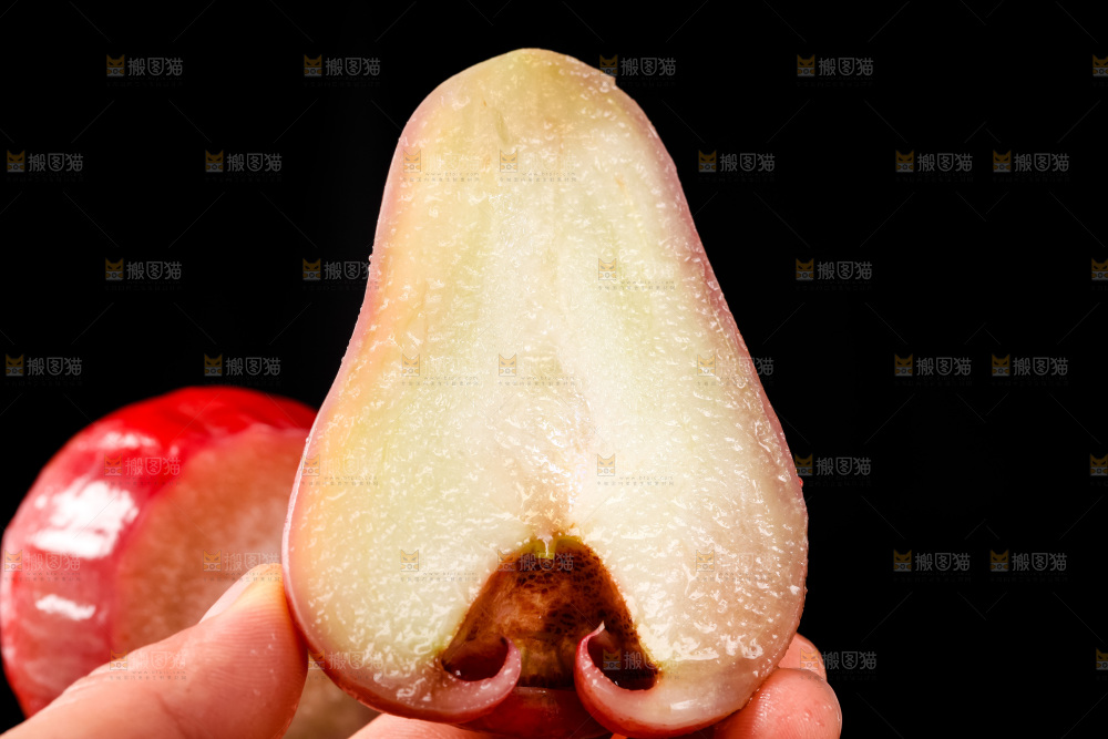 手里拿着黑金刚莲雾