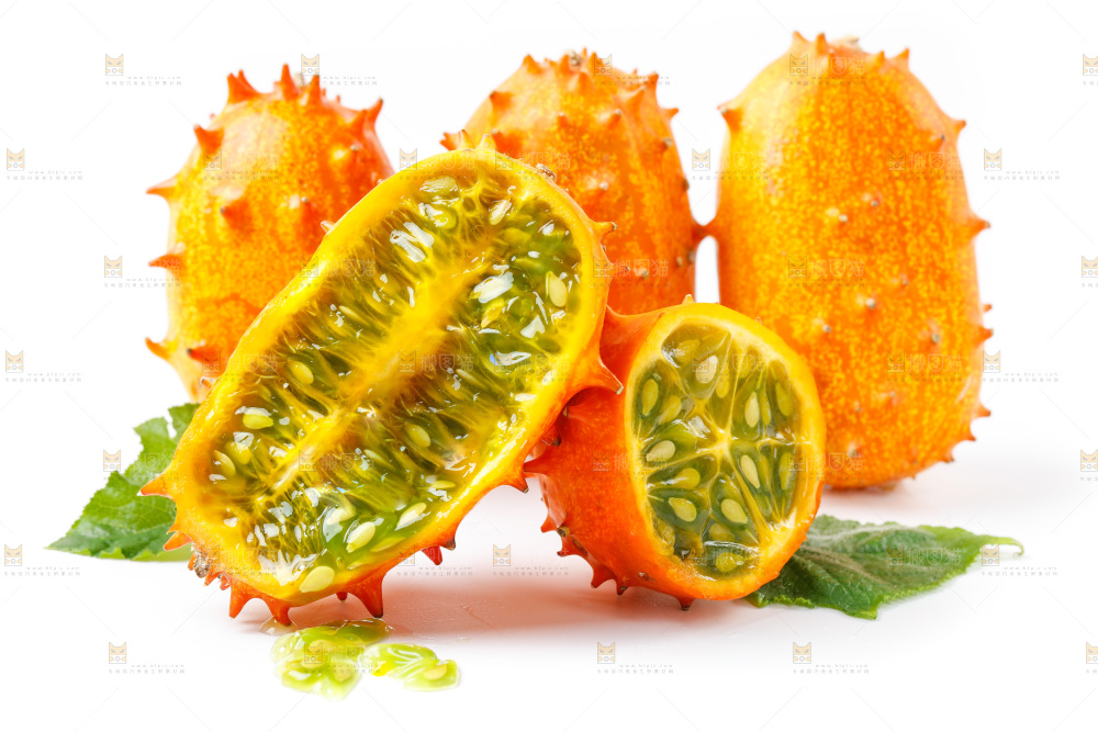 白底上放着火参果