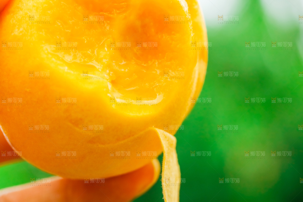 手里拿着桃子