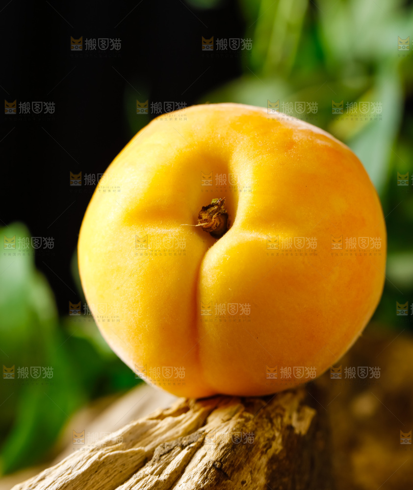 深底上摆放着黄桃