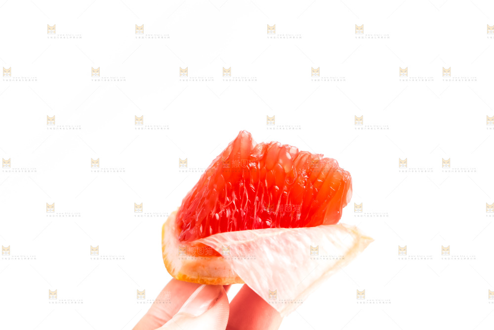 手里拿着红西柚