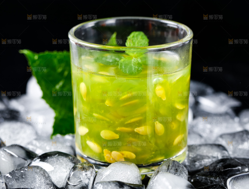 杯子里装着火参果果汁