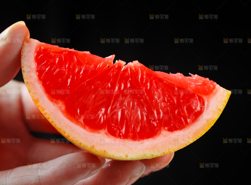 手里拿着红心西柚