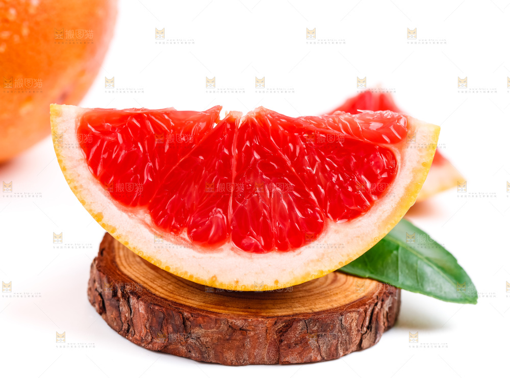 白底上放着红心西柚