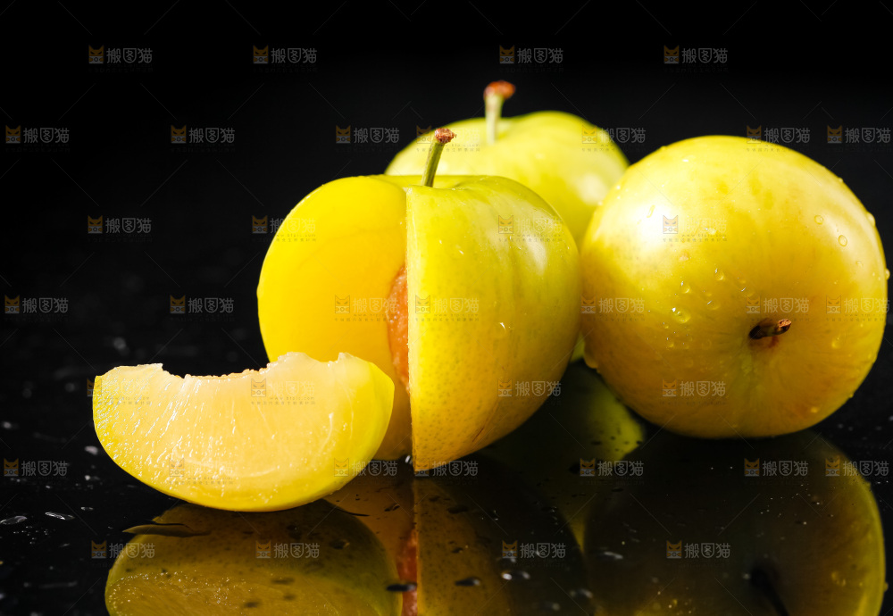黑底上摆放着黄金李子