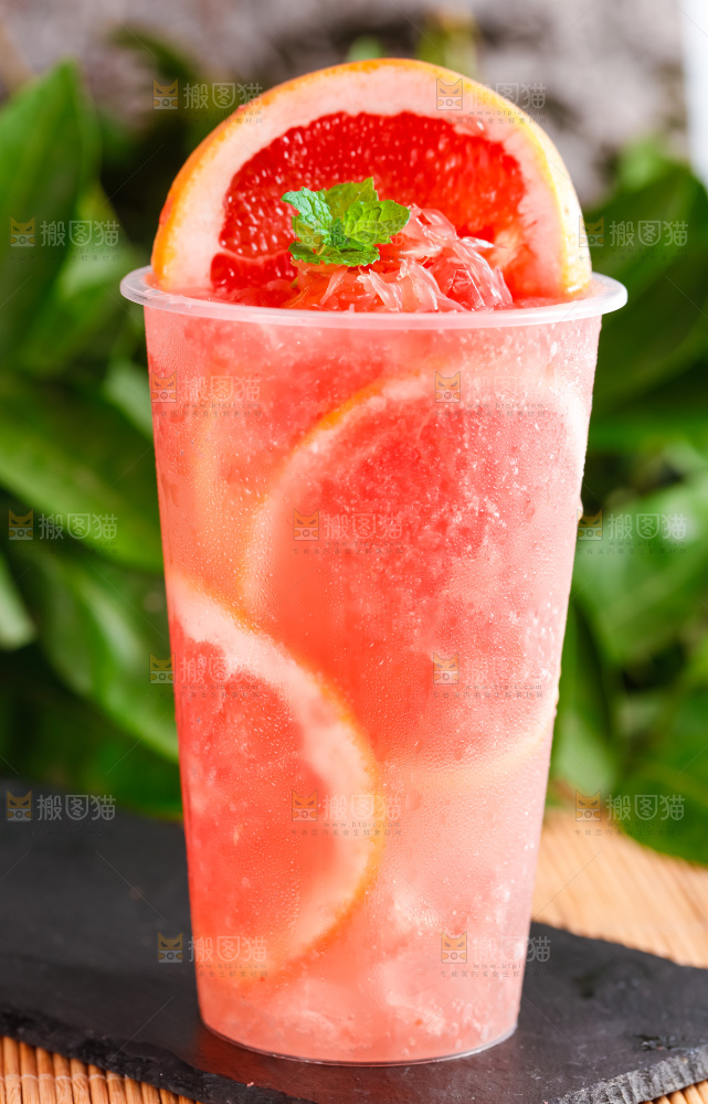 杯子里装着西柚果汁
