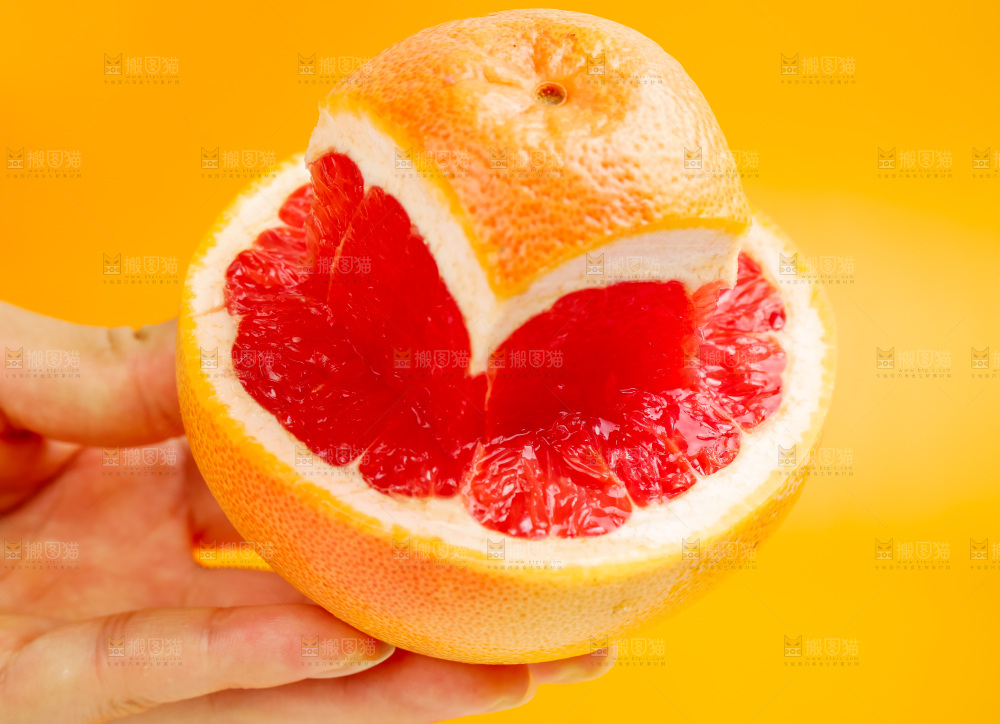 手里拿着红心西柚