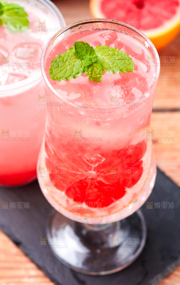 杯子里装着西柚果汁