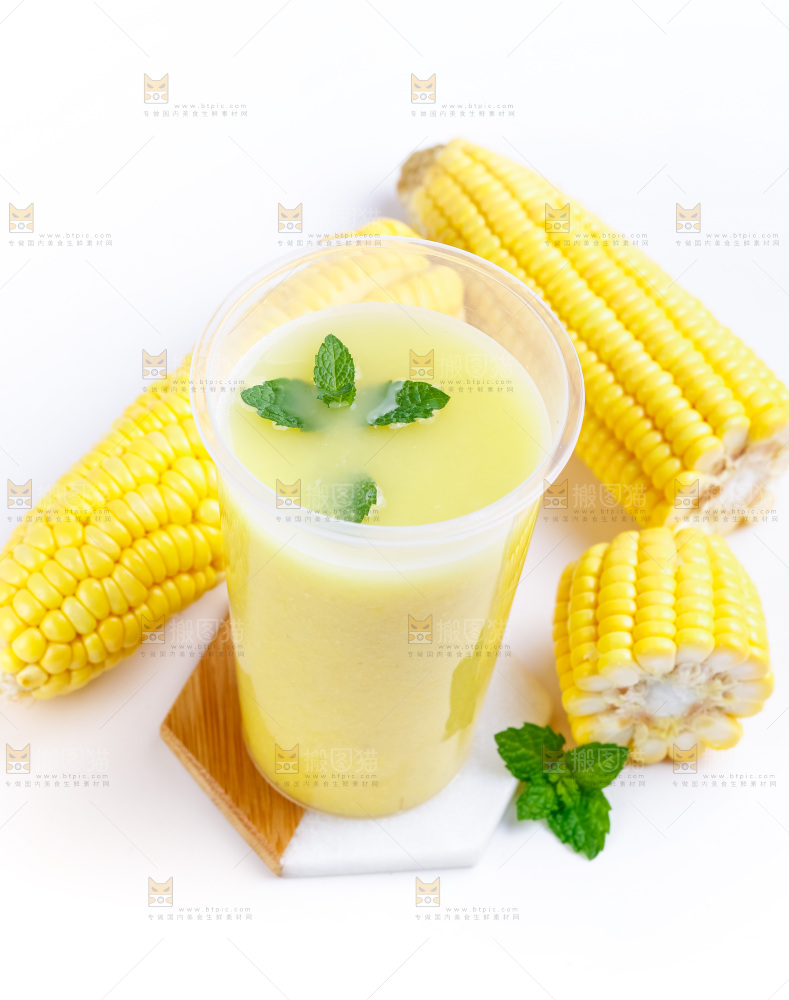 杯子里装着玉米果汁