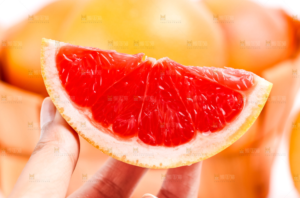 手里拿着红心西柚
