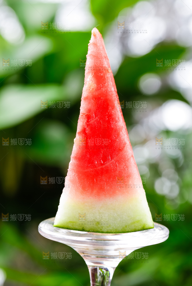 玻璃杯上放着西瓜