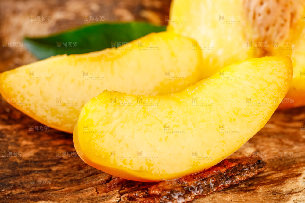 深底上摆放着黄肉桃