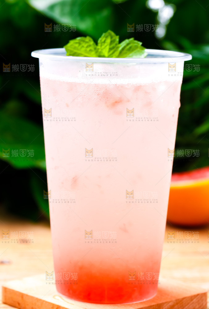 杯子里装着西柚果汁