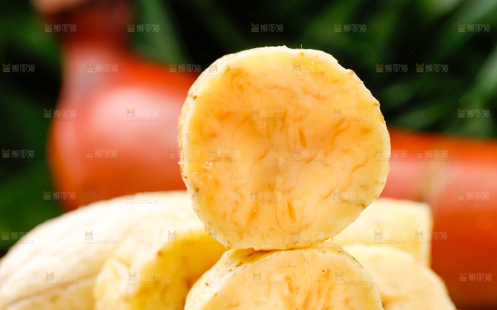 盘子里装着剥皮了的香蕉