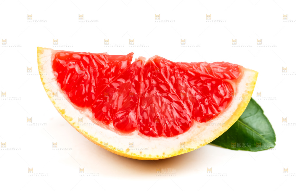 白底上摆放着红肉葡萄柚
