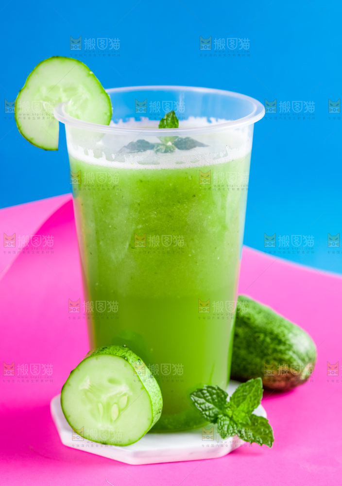 杯子里装着黄瓜果汁