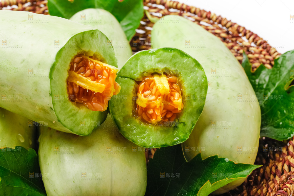 篮子里装着羊角蜜甜瓜