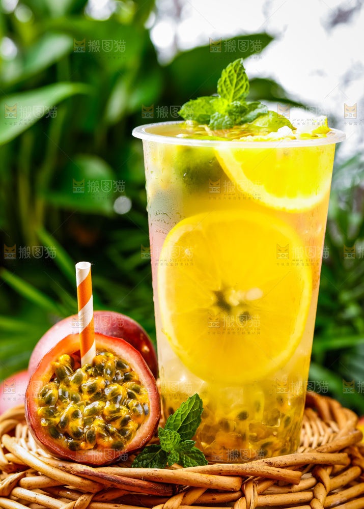 杯子里装着百香果果汁