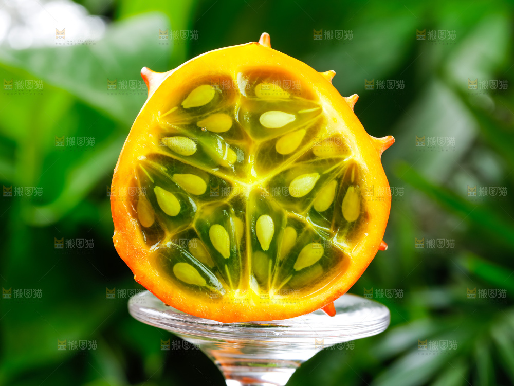琉璃杯上放着海参果