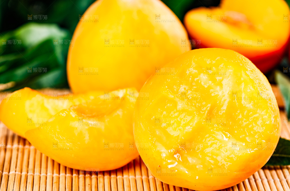 竹垫上摆放着新鲜黄桃