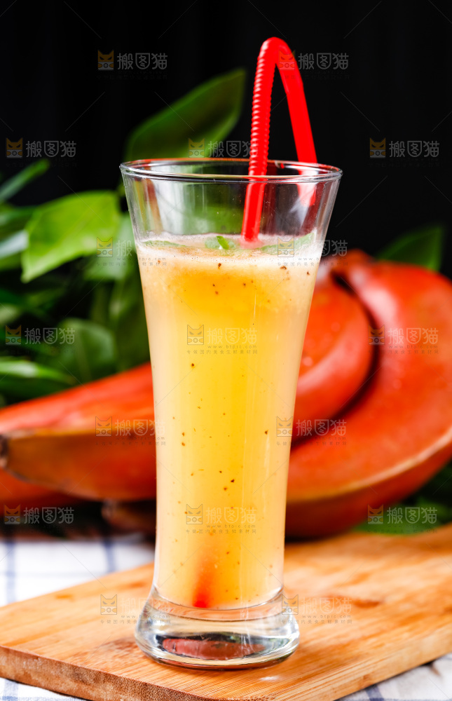 杯子里装着香蕉汁