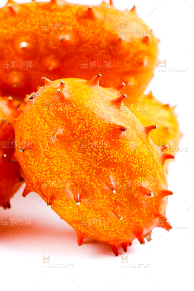 白底上摆放着非州火参果