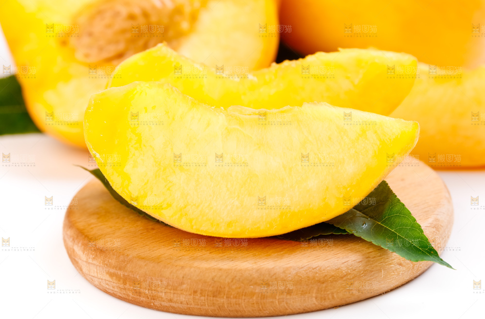 木板上放着黄桃
