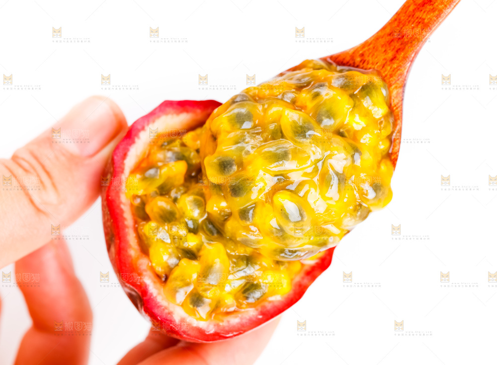 勺子上放着百香果的果肉