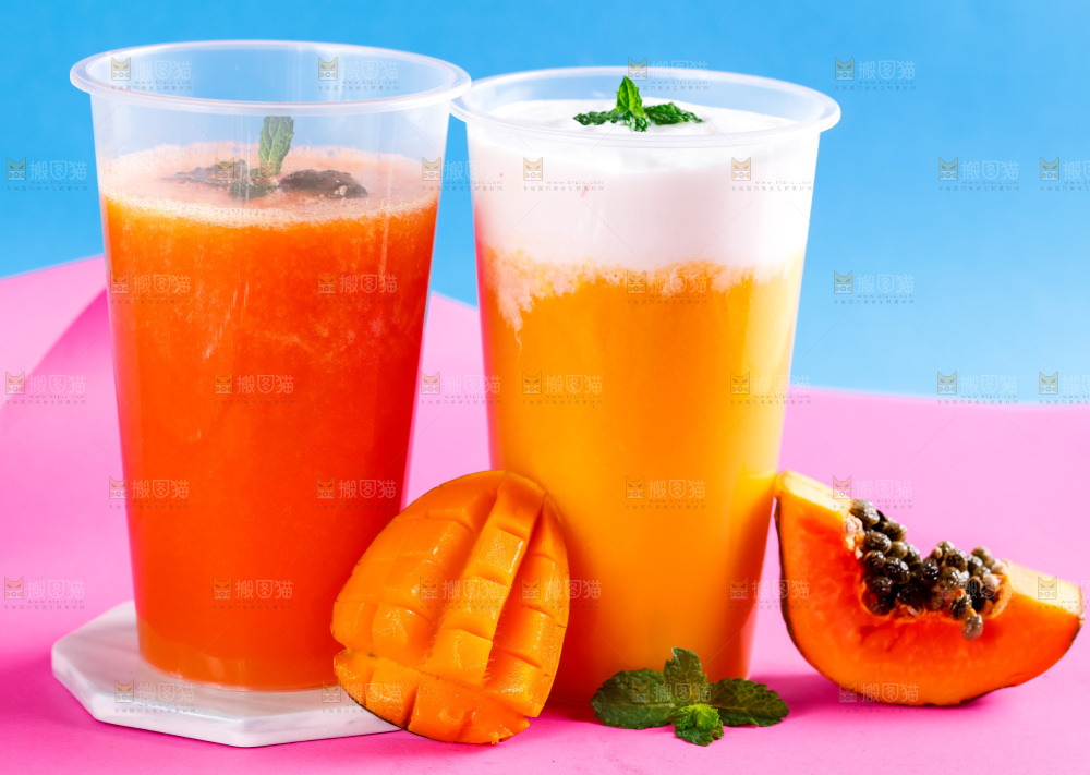 杯子里装着芒果果汁和木瓜果汁