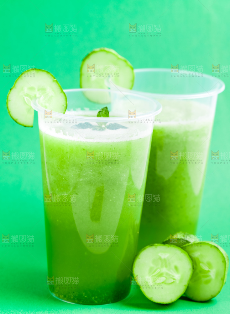 杯子里装着黄瓜果汁